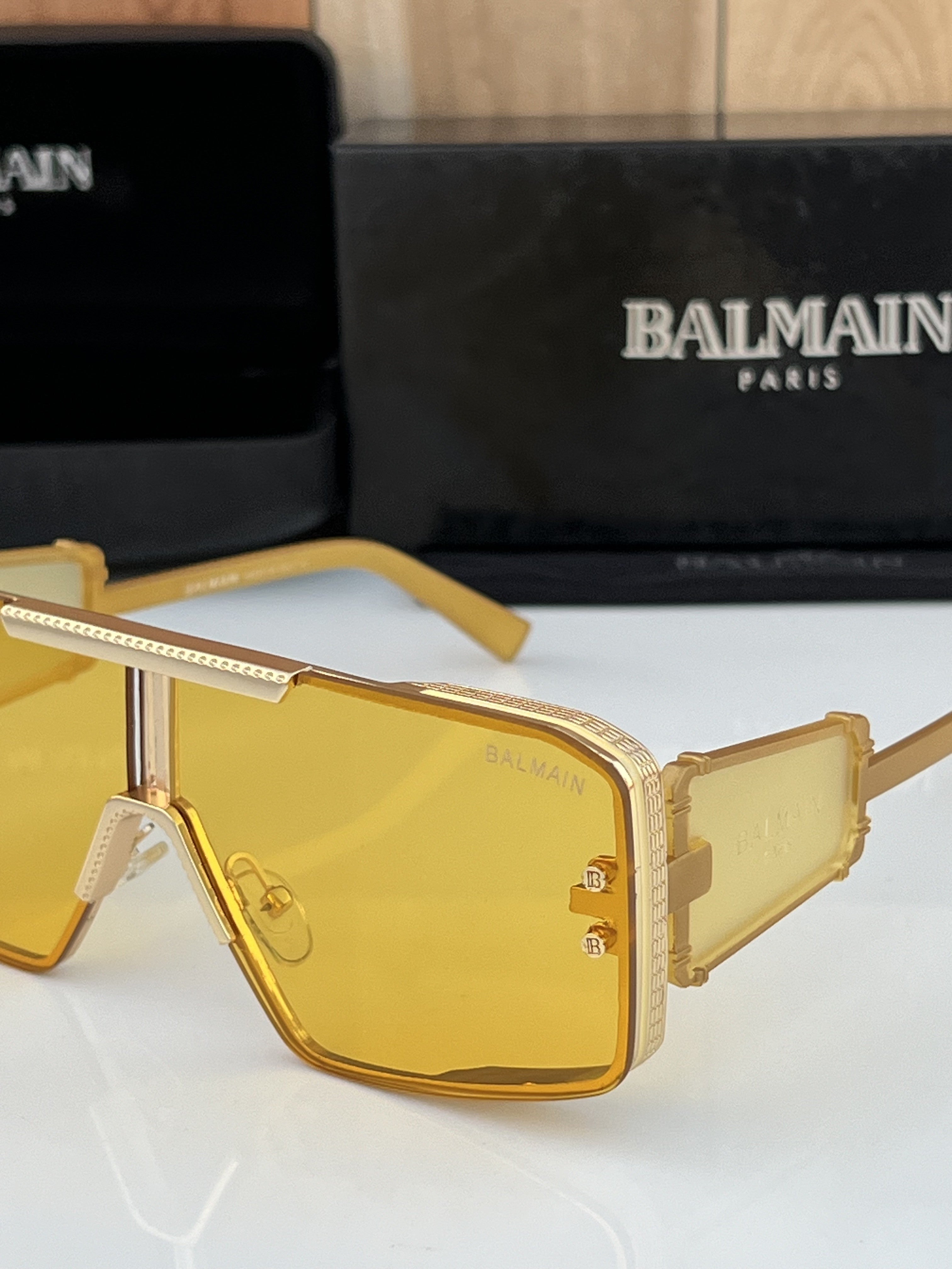 Bal_main_98196_gold_yellow